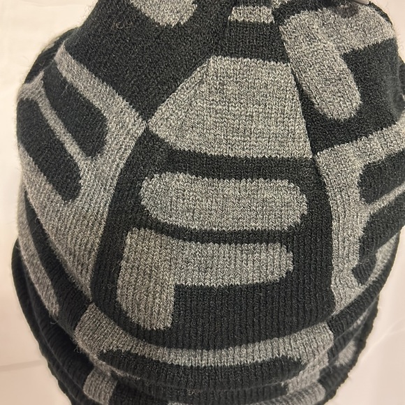 Fila black gray NWT Beanie 95% acrylic 4% polyester 1% spandex OS UNISEX - Picture 5 of 7
